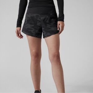 Athleta Run With It Reflective Printed 3.5” Shorts in Black Camo | L